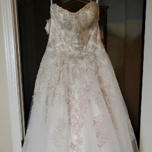 Brand New Alfred Angelo - size 6 white - Picture 4 of 14